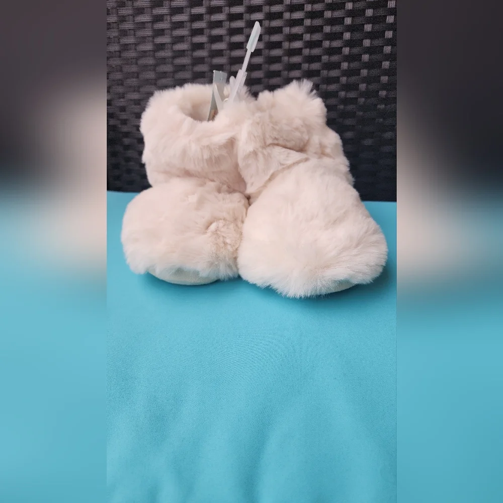 Nwt Kids Fluffy Fur Cream Slippers